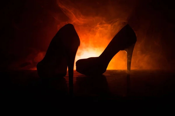 Czarne zamszowe wysoki obcas buty na ciemny stonowanych mglisty tło. Z bliska. Kobiet lub kobiet Dominacja koncepcji. — Zdjęcie stockowe