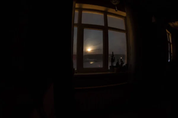 Ночная сцена луны видна через окно из темной комнаты. Лунный свет в темной комнате — стоковое фото