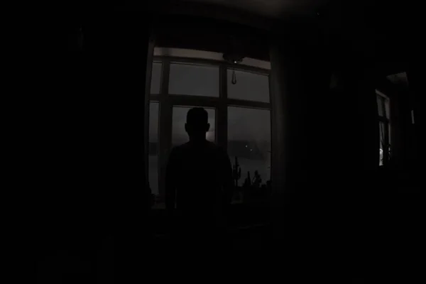 Νυχτερινή σκηνή του φεγγαριού μέσα από το παράθυρο από το σκοτεινό δωμάτιο. Φεγγαρόφως μέσα στο σκοτεινό δωμάτιο — Φωτογραφία Αρχείου
