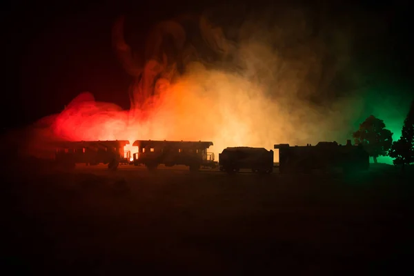 Το τρένο κινείται με ομίχλη. Αρχαία ατμομηχανή νύχτα. Νυχτερινό τρένο κινείται στο σιδηρόδρομο. ήπια φωτιά ομιχλώδες φόντο. Μυστικιστική ατμόσφαιρα τρόμου. — Φωτογραφία Αρχείου