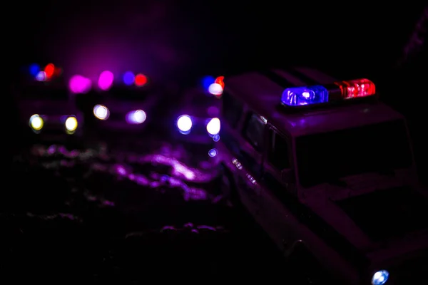 Radiowóz ściga samochód w nocy z mgłą w tle. 911 Awaryjny samochód policyjny jadący na miejsce zbrodni. — Zdjęcie stockowe
