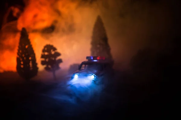 Coche de policía persiguiendo un coche por la noche con niebla de fondo. 911 Emergencia respuesta policía coche exceso de velocidad a la escena del crimen. —  Fotos de Stock