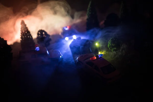 Auto della polizia a caccia di una macchina di notte con sfondo nebbia. 911 Auto della polizia di emergenza che accelera sulla scena del crimine. — Foto Stock