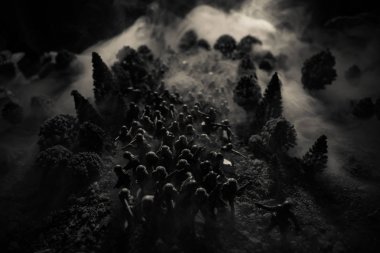 Savaş kavramı. Askeri siluetleri sahne üzerinde savaş sis sky mücadele arka plan, Dünya Savaşı askerler siluetleri bulutlu manzarası, gece aşağıda. Saldırı sahne. Seçici odak tanklar savaş. Dekorasyon