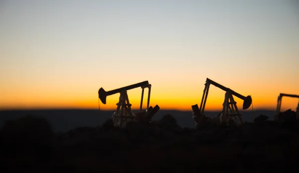 Holzdekoration. Ölpumpe Ölplattform Energie Industriemaschine für Erdöl in den Sonnenuntergang Hintergrund für Design — Stockfoto
