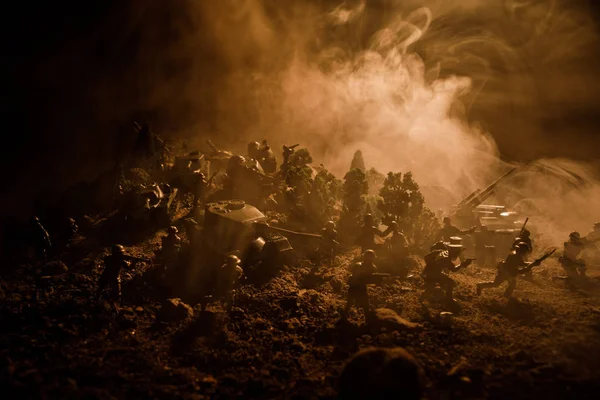 戦争の概念。戦争の霧空のシーンをかけて戦う軍のシルエットの背景、夜曇りスカイライン以下世界大戦兵士のシルエット。攻撃シーン。セレクティブ フォーカス タンク戦い。装飾 — ストック写真