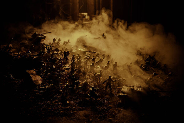 Концепция войны. Военные силуэты боевой сцены на фоне тумана на фоне неба войны, силуэты солдат мировой войны под облачным горизонтом ночью. Сцена нападения. Выборочный фокус Танки бой. Украшение
