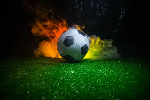 Traditionell fotboll på fotbollsplan. Närbild bild av fotboll (fotboll) på grönt gräs med mörk tonad dimmig bakgrund. — Stockfoto
