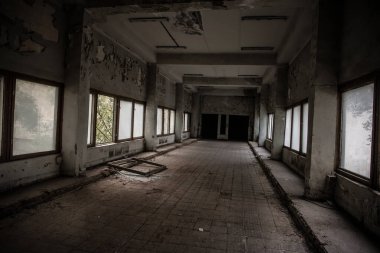 Karanlık, ürkütücü bir tünel, terk edilmiş binanın sonunda büyük pencereli bir koridor.