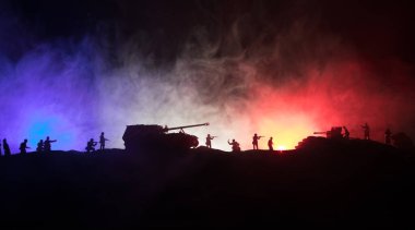 Savaş Konsepti. Savaş sis gökyüzü arka plan üzerinde sahne mücadele Askeri siluetler, Gece Bulutlu Skyline Altında Dünya Savaşı Alman Tankları Siluetler. Saldırı sahnesi. Zırhlı araçlar ve piyadeler.