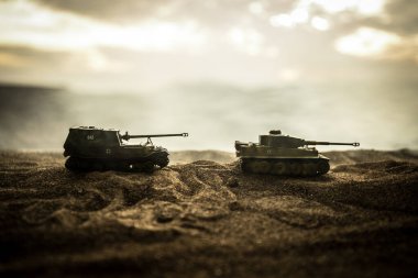 Savaş Konsepti. Savaş sis gökyüzü arka plan üzerinde sahne mücadele Askeri siluetler, Gece Bulutlu Skyline Altında Dünya Savaşı Alman Tankları Siluetler. Saldırı sahnesi.