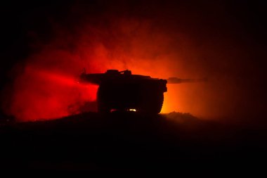 Savaş Konsepti. Zırhlı araç siluet savaş sahnesi sisli gökyüzü arka planında gece. Amerikan tankı savaşmaya hazır..