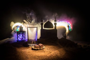 Su ve hurma. İftar akşam yemeğidir. Dekorasyon manzara Ramazan Kareem kum tatil. Şenlikli tebrik kartı, Müslüman holyday için davet.