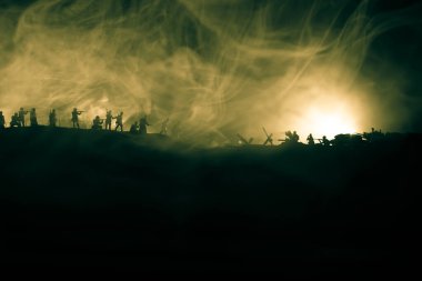 Savaş Konsepti. Savaş sis gökyüzü arka plan üzerinde sahne mücadele Askeri siluetler, Gece Bulutlu Skyline Altında Dünya Savaşı Alman Tankları Siluetler. Saldırı sahnesi. Zırhlı araçlar ve piyadeler.