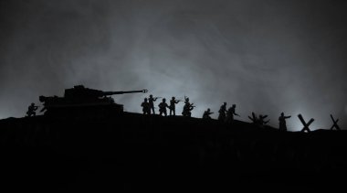 Savaş Konsepti. Savaş sis gökyüzü arka plan üzerinde sahne mücadele Askeri siluetler, Gece Bulutlu Skyline Altında Dünya Savaşı Alman Tankları Siluetler. Saldırı sahnesi. Zırhlı araçlar ve piyadeler.