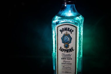 Bakü, Azerbaycan - 16 Haziran. 2019, Bombay Sapphire Şişesi, Bacardi tarafından dağıtılan bir cin markası.