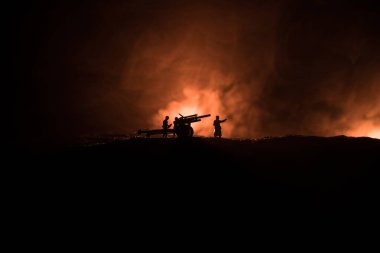 Savaş Konsepti. Savaş sis gökyüzü arka plan üzerinde sahne mücadele Askeri siluetler, Gece Bulutlu Skyline Altında Dünya Savaşı Alman Tankları Siluetler. Saldırı sahnesi. Zırhlı araçlar ve piyadeler.