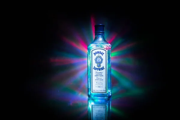 Bakú, Azerbaiyán - 16 de junio. 2019, Botella de Bombay Sapphire, una marca de ginebra distribuida por Bacardi . —  Fotos de Stock