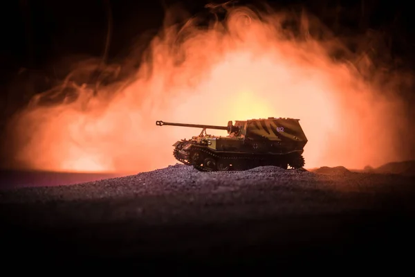 Conceito de Guerra. Silhuetas militares lutando cena no fundo do céu nevoeiro de guerra, silhueta de veículo blindado abaixo de Cloudy Skyline À noite. Cena de ataque. Batalha de tanques . — Fotografia de Stock