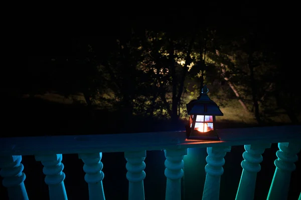 Ρετρό στυλ φανάρι τη νύχτα. Όμορφη πολύχρωμη φωτισμένη λάμπα στο μπαλκόνι στον κήπο. — Φωτογραφία Αρχείου