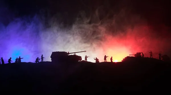 Concept de guerre. Silhouettes militaires scène de combat sur fond de brouillard de guerre ciel, Réservoirs allemands de la guerre mondiale Silhouettes ci-dessous ciel nuageux La nuit. Scène d'attaque. Véhicules blindés et infanterie . — Photo