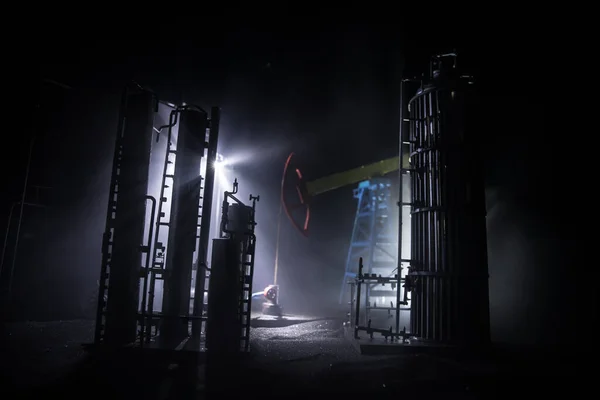 Decoração de obras de arte. Bomba de óleo e equipamento de óleo máquinas industriais de energia para petróleo à noite com nevoeiro e luz de fundo. Fábrica de refinação de petróleo. Conceito industrial de energia. Foco seletivo — Fotografia de Stock