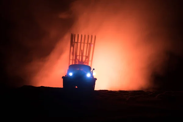 Raketenstart mit Feuerwolken. Kampfszene mit Raketen mit Sprengkopf, die nachts in den düsteren Himmel zielen. Sowjetischer Raketenwerfer vor Kriegshintergrund. — Stockfoto