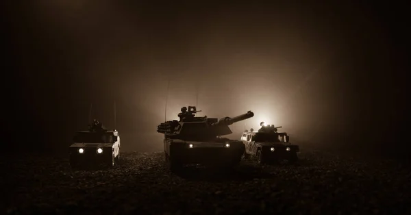Militärpatrouillenwagen im Hintergrund des Sonnenuntergangs. Heereskriegskonzept. Silhouette eines gepanzerten Fahrzeugs mit angriffsbereiten Soldaten. Kunstwerk Dekoration. Selektiver Fokus — Stockfoto