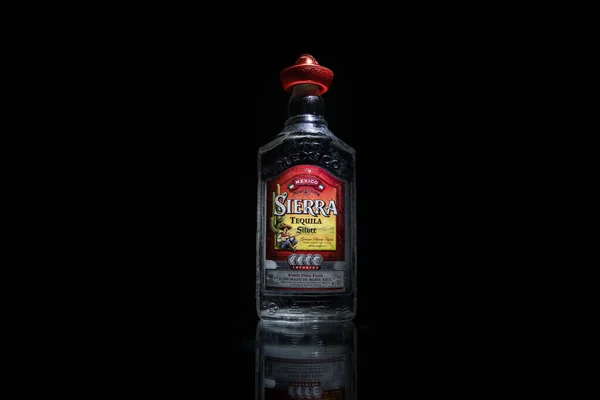 バクー、アゼルバイジャン - 6月16日。2019. シエラテキーラのボトル, ハンブルクから会社ボルコマルケン輸入に属する酒のブランド, シエラユニダスとしてデスティラーで製造 — ストック写真