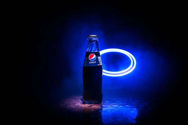 Bakoe, Azerbeidzjan-20 april 2019: Pepsi Classic in een glazen fles tegen donkere getinte mistige achtergrond. Pepsi is een koolzuurhoudende frisdrank — Stockfoto