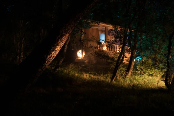 공포 할로윈 개념입니다. 밤에 숲에서 오래된 오일 램프를 굽기. 악몽 장면의 야경. — 스톡 사진