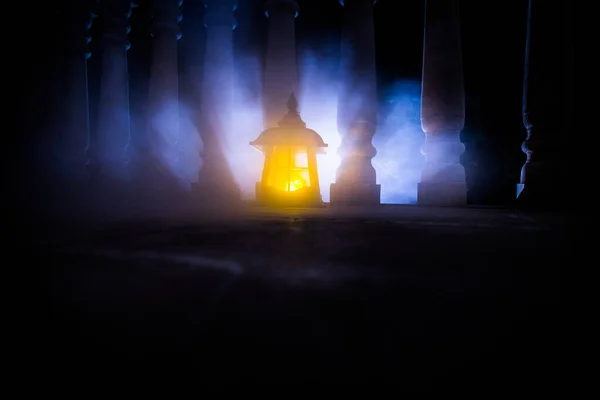 Linterna de estilo retro por la noche. Hermosa lámpara iluminada de colores en el balcón en el jardín . —  Fotos de Stock