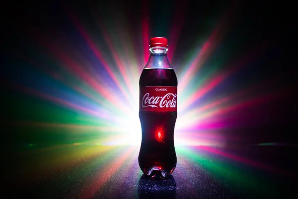 Bakoe, Azerbeidzjan 20 april. 2018, Coca-Cola Classic in plastic fles op donker getinte mistige achtergrond. Coca Cola, Cola is de meest populaire koolzuurhoudende frisdrank — Stockfoto