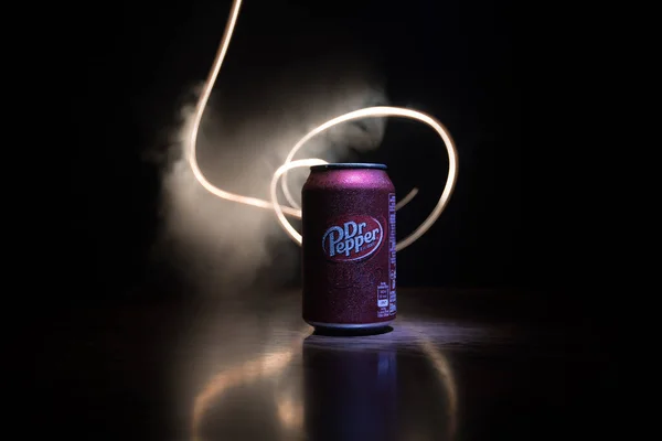 Bakoe, Azerbeidzjan-15 september 2019: kan van Dr Pepper frisdrank op donkere getinte mistige achtergrond met licht. Dr Pepper is een frisdrank op de markt gebracht als een unieke smaak. — Stockfoto