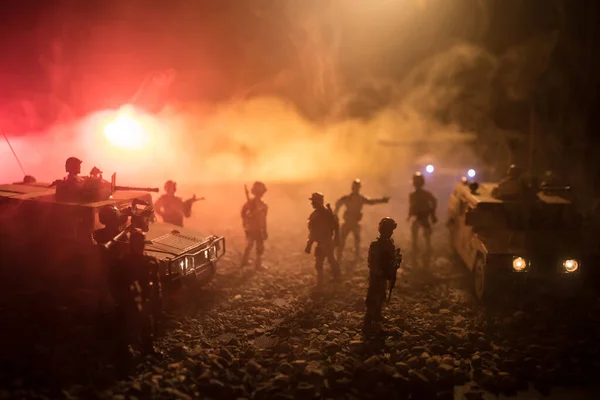 Voiture de patrouille militaire sur fond de coucher de soleil. Concept de guerre militaire. Silhouette de véhicule blindé avec soldats prêts à attaquer. Décoration d'art. Concentration sélective — Photo