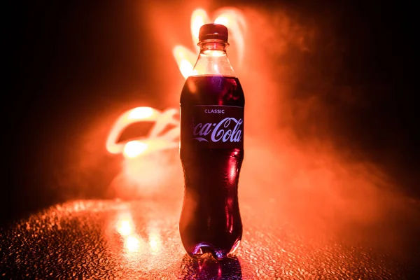 Baku, Azerbajdzjan april 20. 2018, Coca-Cola Classic i plastflaska på mörkt tonas dimmigt bakgrund. Coca Cola, Coke är den mest populära kolsyrade läskedrycken — Stockfoto