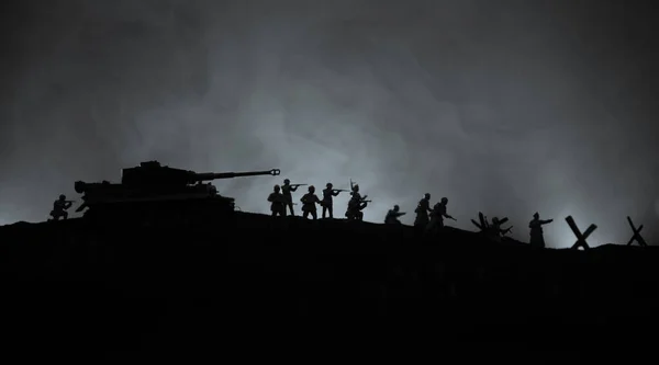 Concetto di guerra. Silhouette militari scena di combattimento su sfondo cielo nebbia di guerra, Serbatoi tedeschi della guerra mondiale Silhouettes Below Cloudy Skyline Di notte. Scena dell'attacco. Veicoli blindati e fanteria . — Foto Stock