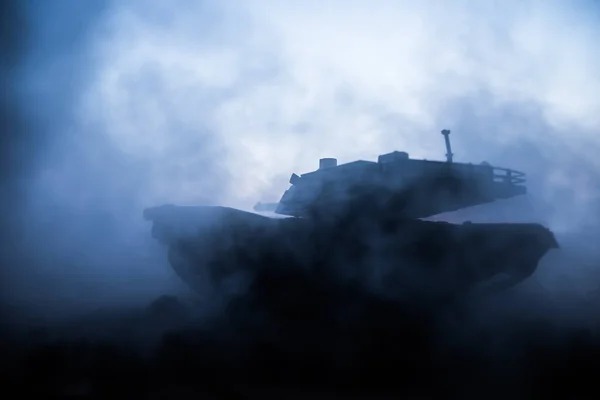 Háborús koncepció. Páncélozott jármű sziluettje harcok jelenet a háború köd ég háttérben. Amerikai tank naplementekor. — Stock Fotó