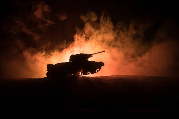 Concepto de guerra. Siluetas militares peleando escena en el fondo del cielo niebla de guerra, silueta de vehículo blindado debajo de Cloudy Skyline Por la noche. Escena de ataque. Batalla de tanques . —  Fotos de Stock