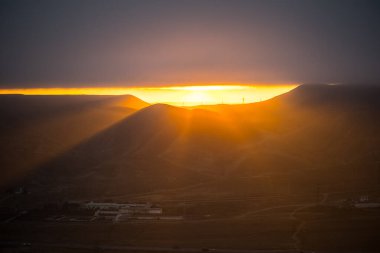 Hava bulutlu. Zoom atışı. Azerbaycan 'daki dağlarda turuncu gün batımı manzarası