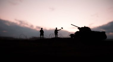 Savaş Konsepti. Savaş sis gökyüzü arka plan üzerinde sahne mücadele Askeri siluetler, Gece Bulutlu Skyline Altında Dünya Savaşı Alman Tankları Siluetler. Saldırı sahnesi.