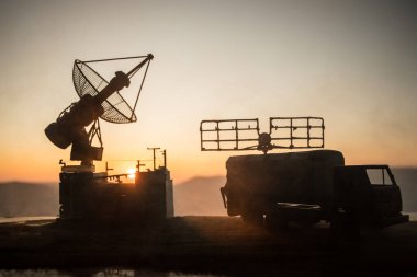 Akşam gökyüzüne karşı uydu anteni ya da radyo anteni. Seçici odak