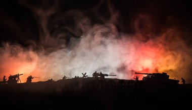 Savaş Konsepti. Savaş sis gökyüzü arka plan üzerinde sahne mücadele Askeri siluetler, Gece Bulutlu Skyline Altında Dünya Savaşı Alman Tankları Siluetler. Saldırı sahnesi. Zırhlı araçlar ve piyadeler.