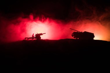 Savaş Konsepti. Savaş sis gökyüzü arka plan üzerinde sahne mücadele Askeri siluetler, Gece Bulutlu Skyline Altında Dünya Savaşı Alman Tankları Siluetler. Saldırı sahnesi. Zırhlı araçlar ve piyadeler.