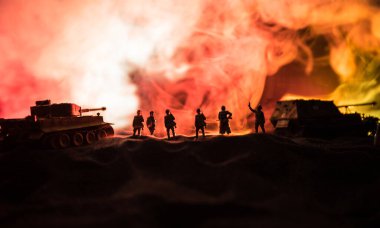 Savaş Konsepti. Savaş sis gökyüzü arka plan üzerinde sahne mücadele Askeri siluetler, Gece Bulutlu Skyline Altında Dünya Savaşı Alman Tankları Siluetler. Saldırı sahnesi. Zırhlı araçlar ve piyadeler.