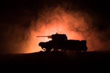 Savaş Konsepti. Askeri siluetler savaş sis gökyüzü arka plan üzerinde sahne mücadele, Geceleri Cloudy Skyline altında zırhlı araç Siluet. Saldırı sahnesi. Tanklar savaşı.