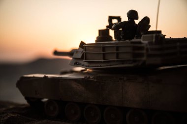 Savaş Konsepti. Zırhlı araç siluet savaş sis gökyüzü arka plan üzerinde sahne mücadele. Gün batımında Amerikan tankı.