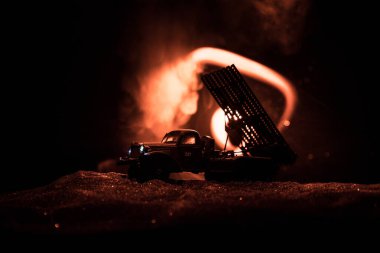 Ateş bulutlarıyla roket fırlatma. Gece Kasvetli Gökyüzü hedefleyen Warhead ile roket Füzeler ile Savaş sahnesi. Savaş Arka Plan Sovyet roketatar.