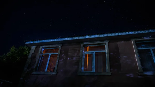 Παλιό σπίτι με φάντασμα στο δάσος τη νύχτα ή εγκαταλελειμμένο στοιχειωμένο σπίτι τρόμου στην ομίχλη. Παλιό μυστικιστικό κτίριο σε δάσος νεκρών δέντρων. Δέντρα τη νύχτα με φεγγάρι. Σουρεαλιστικά φώτα. Φρίκη Απόκριες έννοια — Φωτογραφία Αρχείου