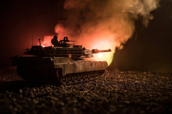Krigskoncept. Pansarfordon siluett fightingscen på krig dimmig himmel bakgrund på natten. Amerikansk stridsvagn redo att slåss. — Stockfoto